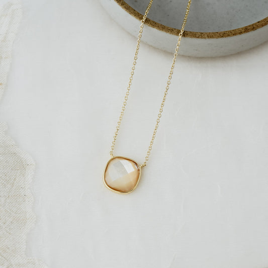 Subtle Harmony Necklace - Gold/Mother of Pearl